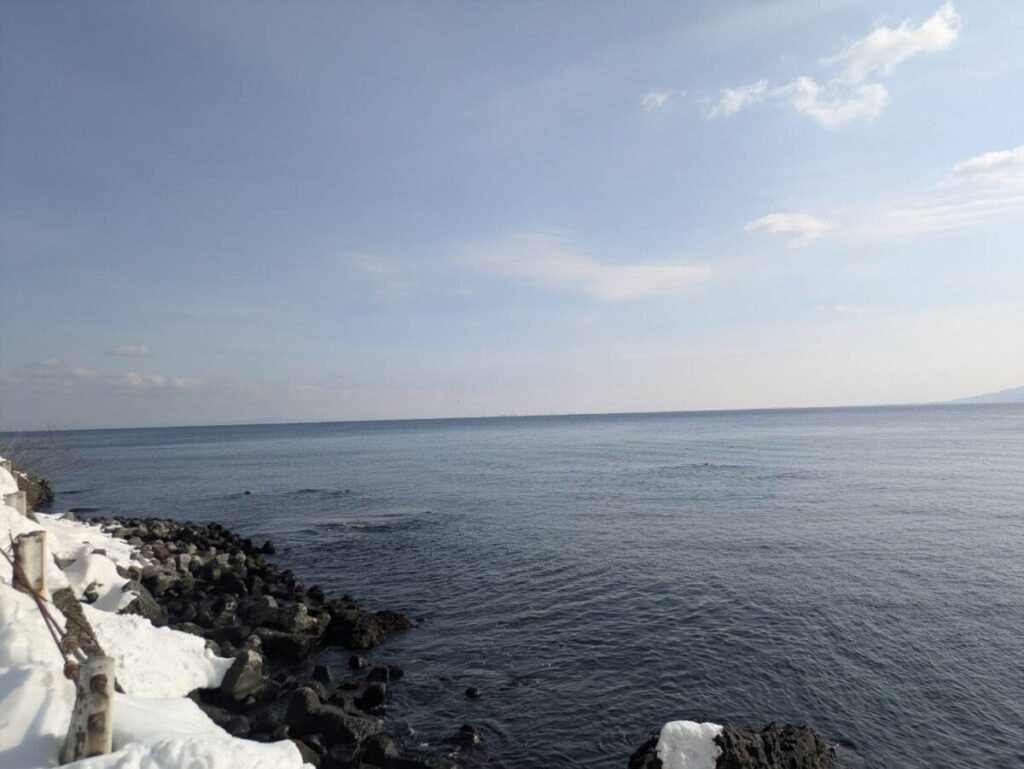 晴天の空、凪る海