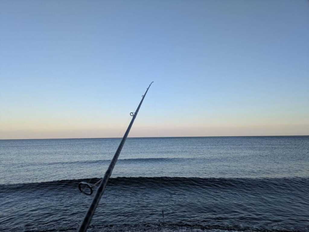 朝マズメロッドを片手に海に向かう