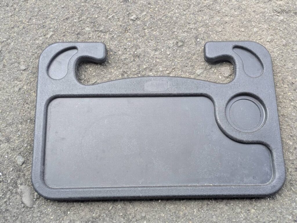 黒いステアリングテーブルを地面に置いた画像