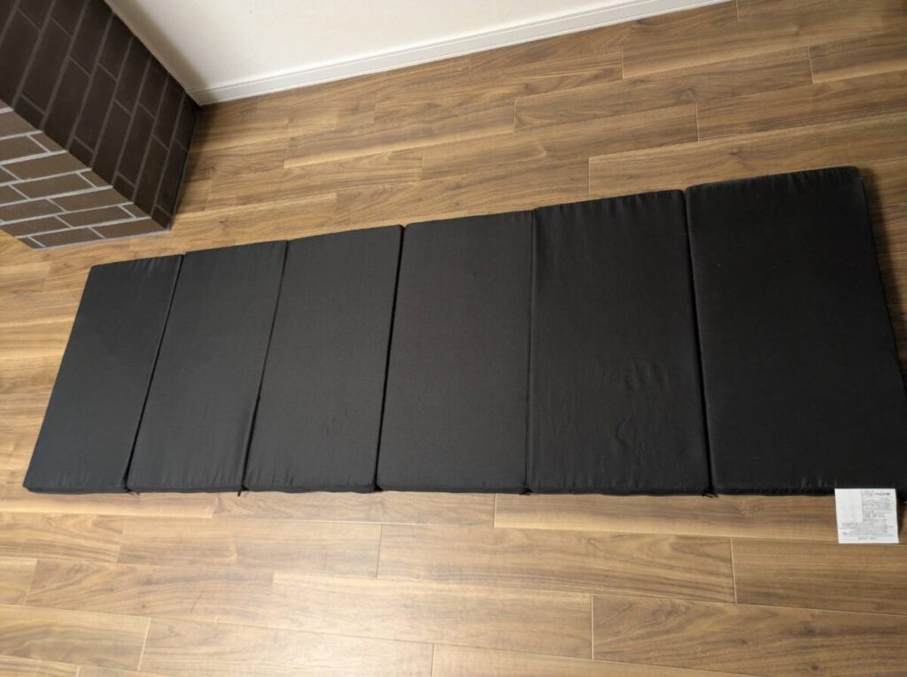 床に広げたマットレス