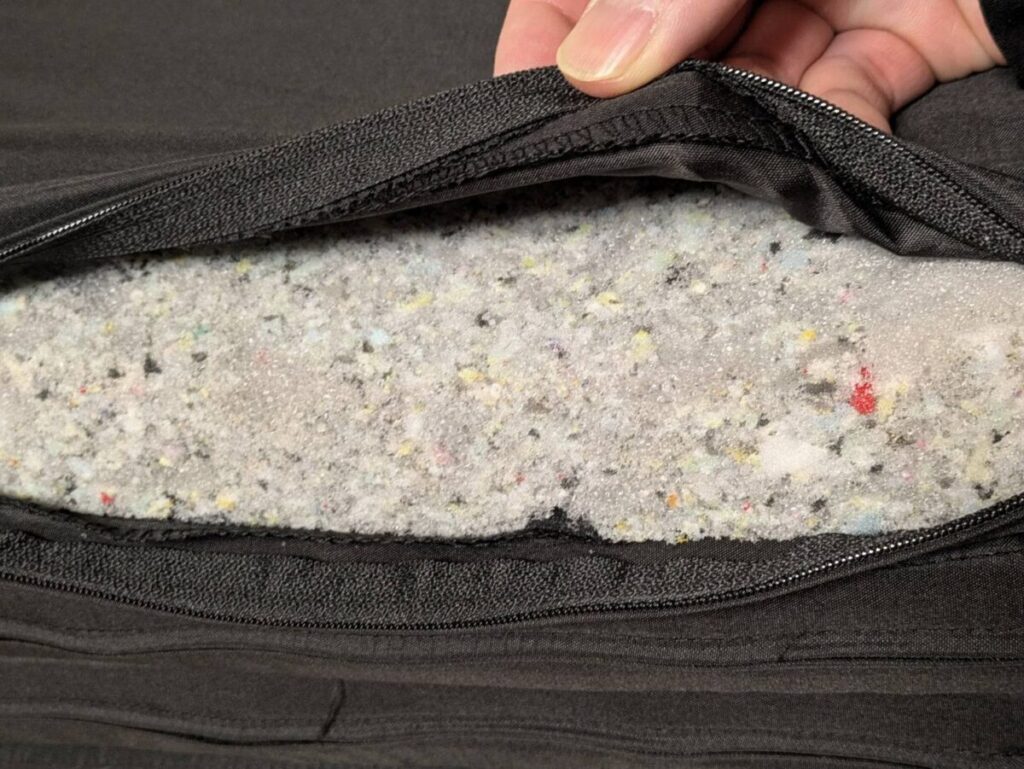 ジッパーを開いてマットレスのインナーを見せている画像