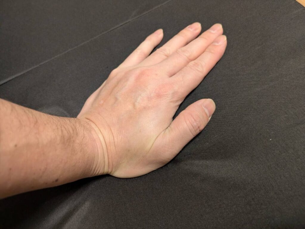 マットレスを手で押している画像。
沈み込まずしっかり手を支えている。