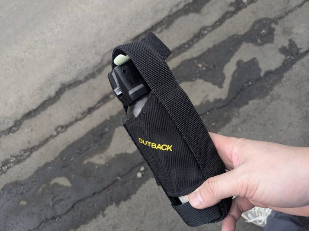 クマよけスプレーを手に持っている画像