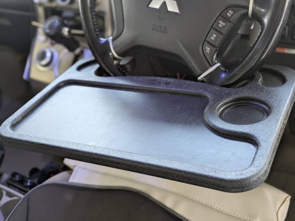 ステアリングテーブルをステアリングに設置した画像