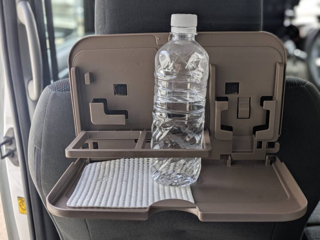 ヘッドレストに装着したテーブル