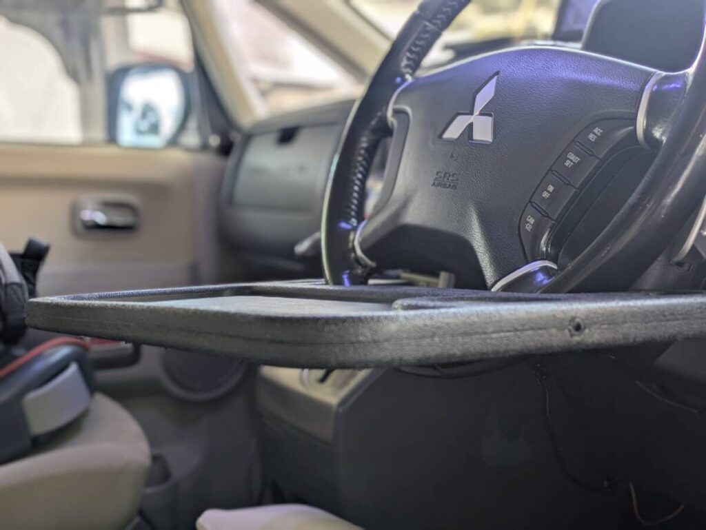 ステアリングテーブルが水平に設置されている画像