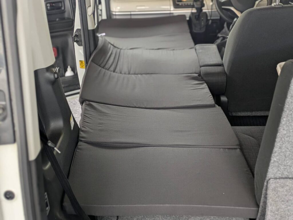 軽自動車にマットレスを敷いている画像