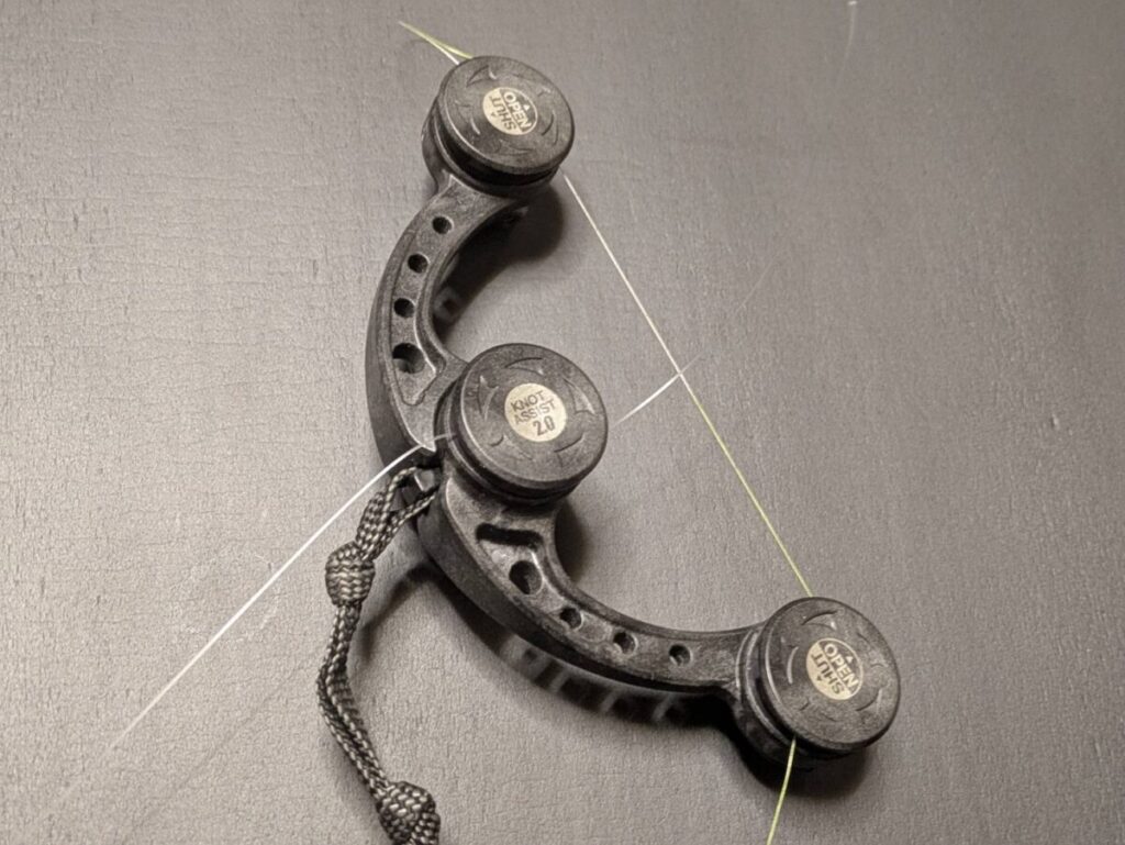 ノットアシスト2.0を使って編み込んでいる画像