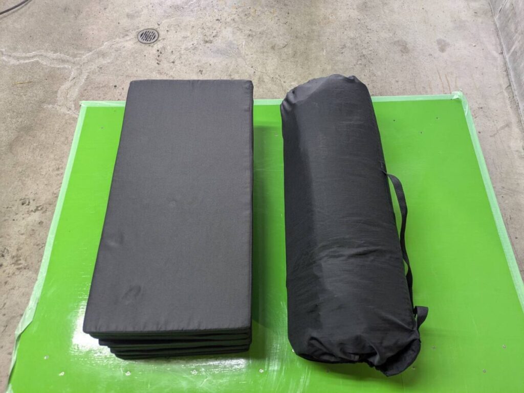 インフレータブルマットとアキレスのマットレスが畳まれた状態で並べてある