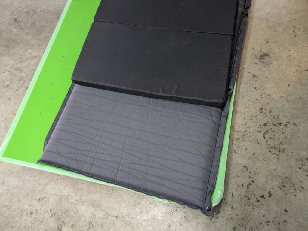 インフレータブルマットとアキレスのマットレスを広げて比較している