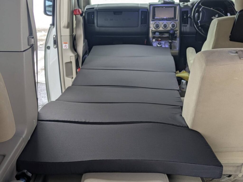乗用車に敷かれたマットレス