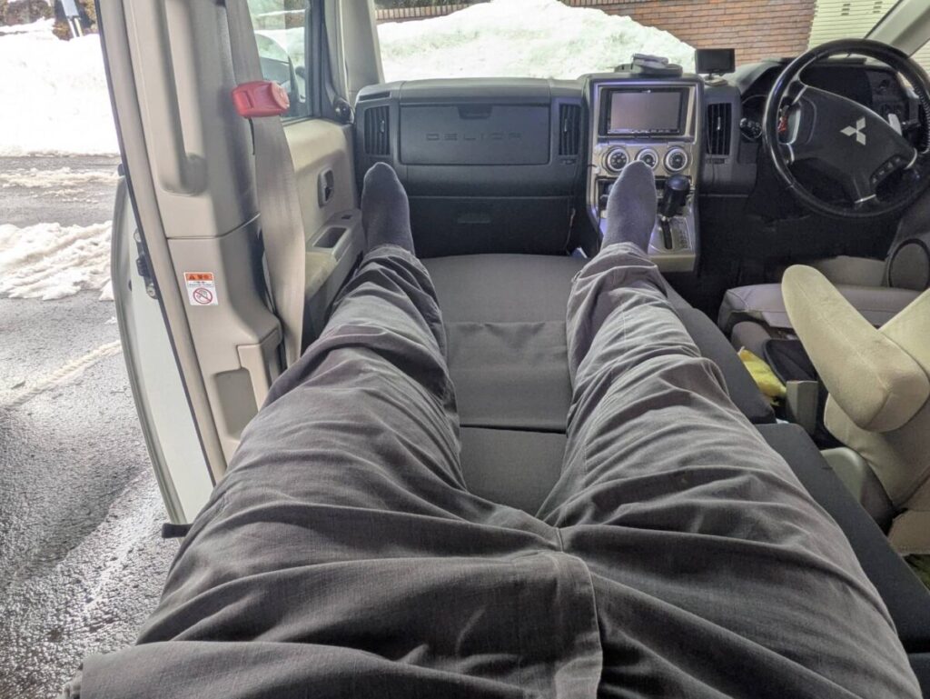 アキレスのマットレスを乗用車に敷いて寝ている画像