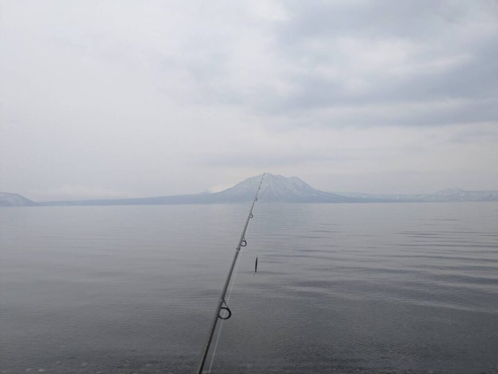 湖畔でロッドを構える画像