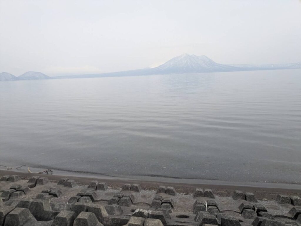 支笏湖湖畔から湖畔を眺める画像