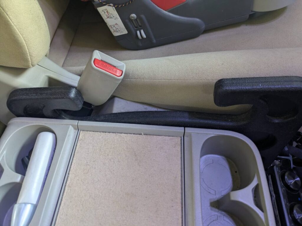 シートの隙間にステアリングを収納している画像