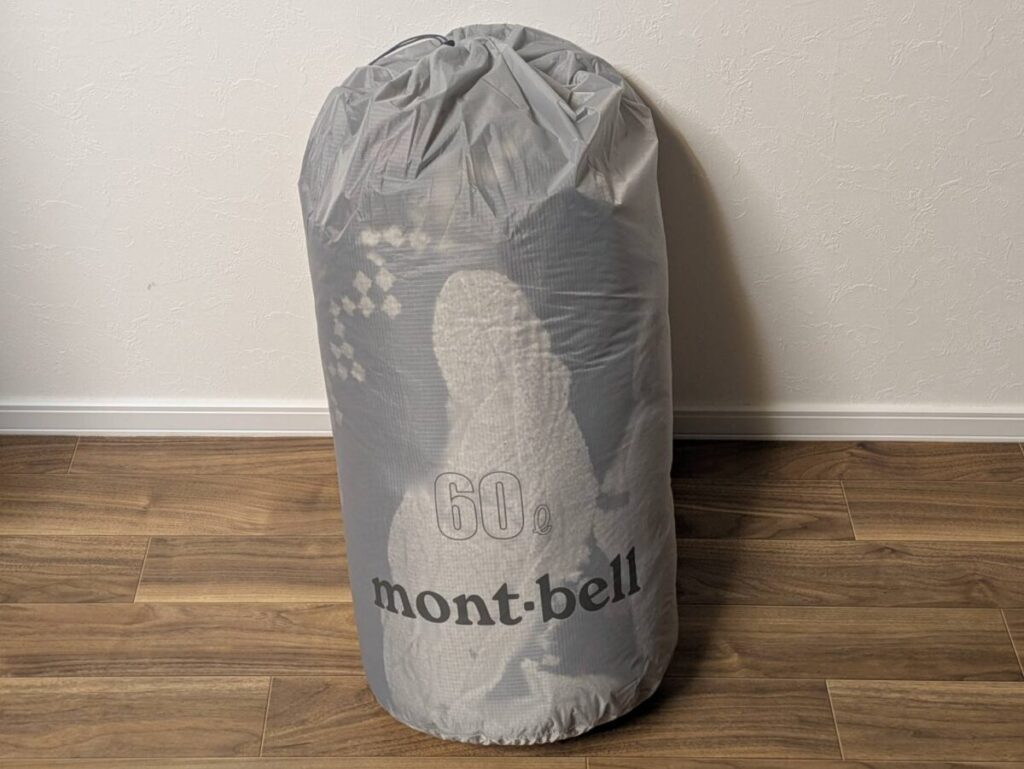 布団をライトスタッフバッグに収納した様子