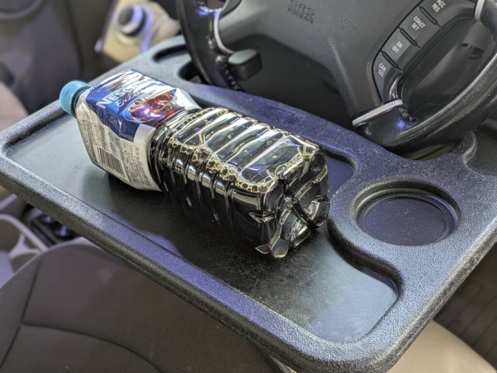 ステアリングテーブルに900mlのペットボトルを置いた画像