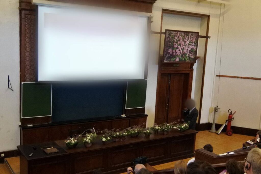 海外の学会で話す男性