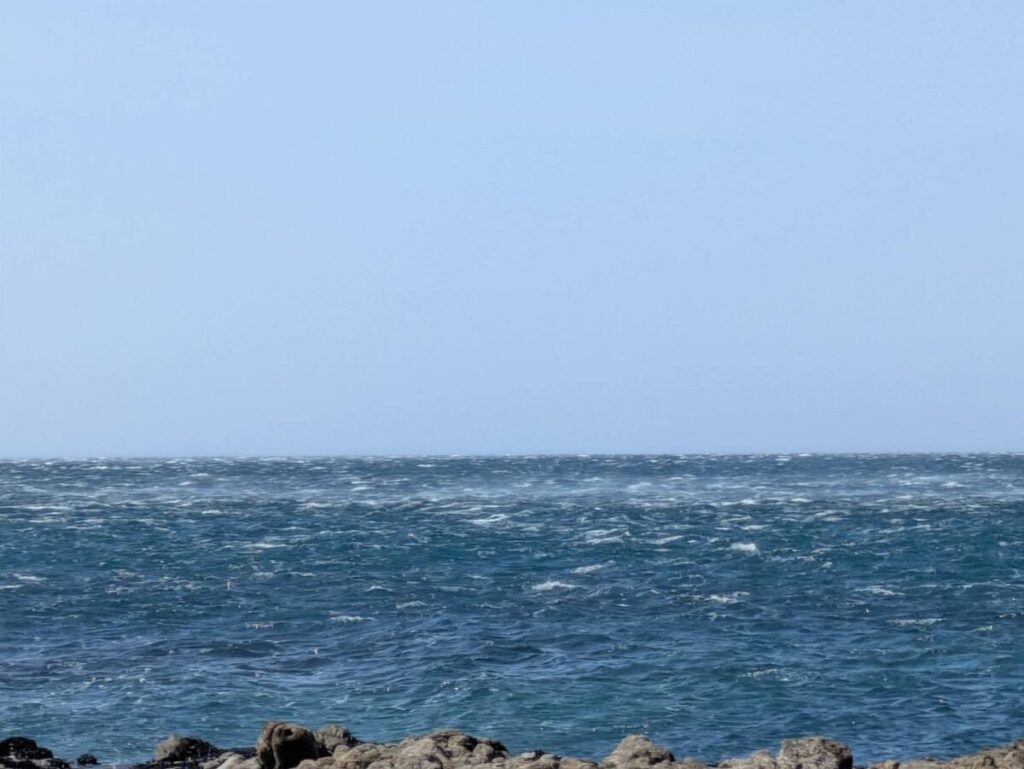 磯から眺める強風が吹き荒れる日本海画像