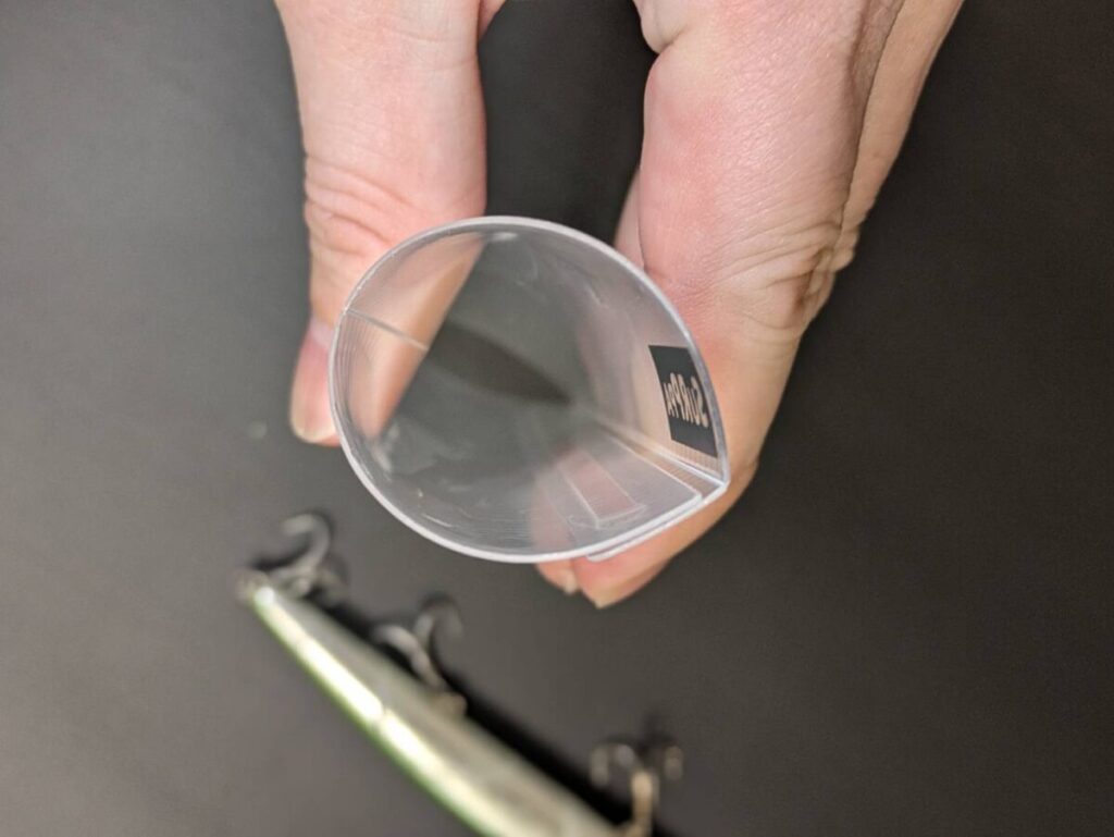 スルッパを指で挟んで広げている様子