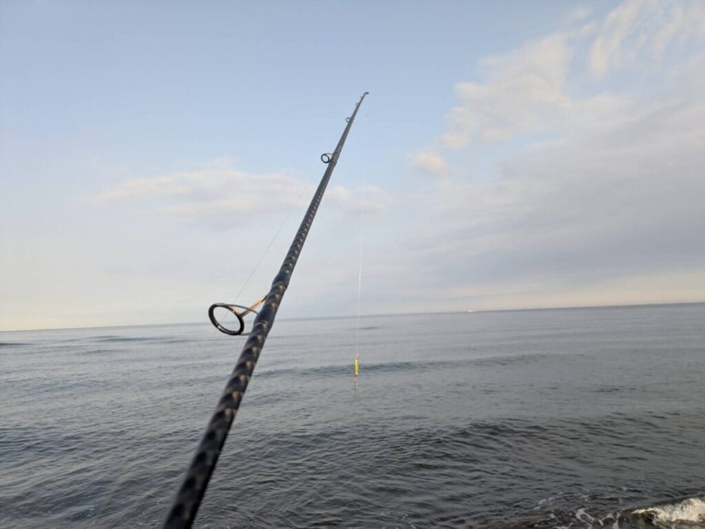 太陽が上がってきた朝マズメの日本海