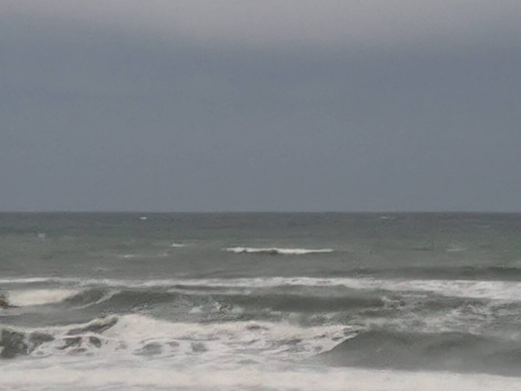 荒れて濁っている海