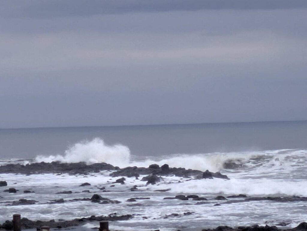 磯に打ちあがる大波