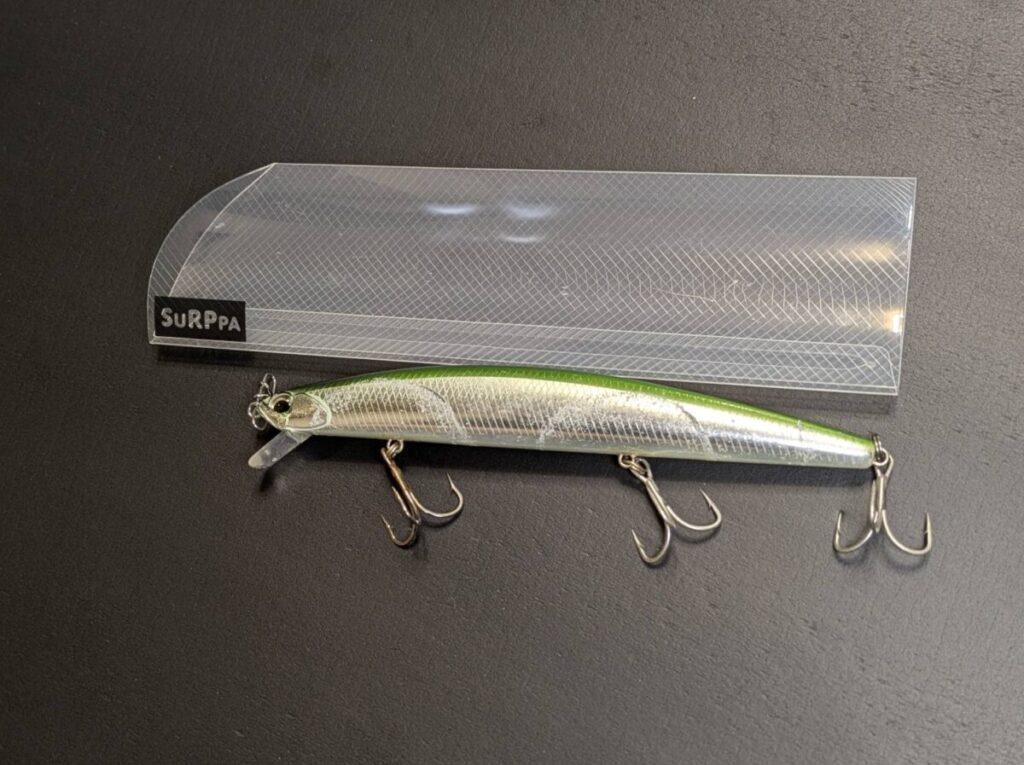 スルッパのSサイズと14cmのミノーを並べた画像