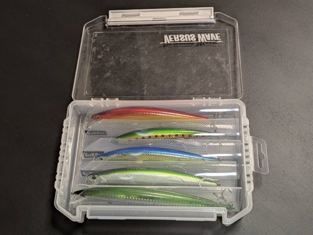 スルッパに収納されたルアーをルアーボックスに収納した様子