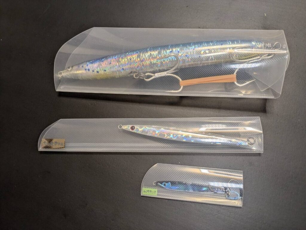 300mmサイズのプラグやジギング用のジグ、キャスティング用のジグをスルッパに収納した様子