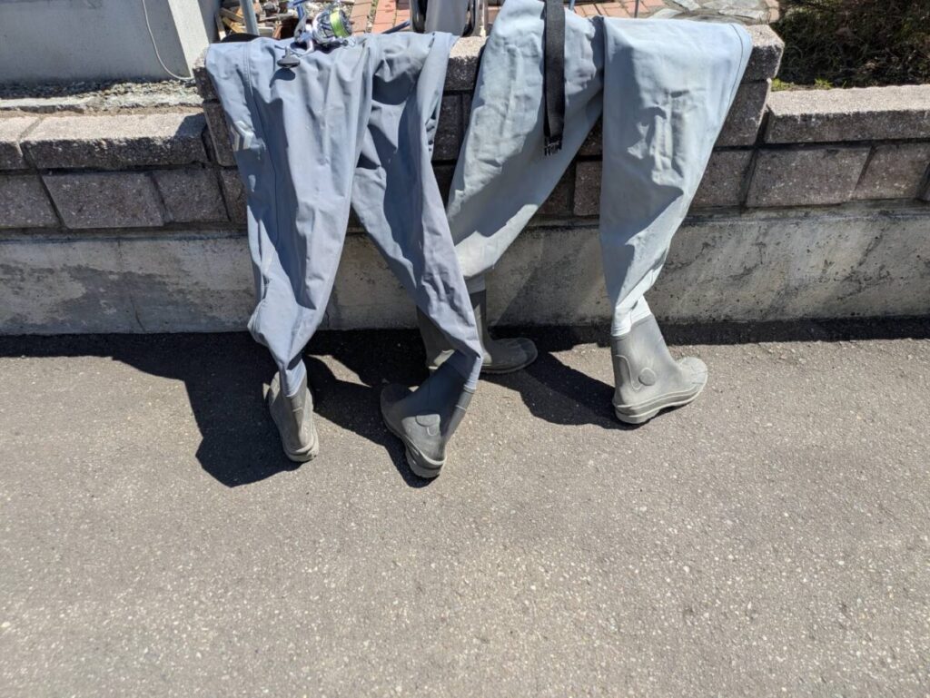 父と私のウェーダーを並べて洗っている様子