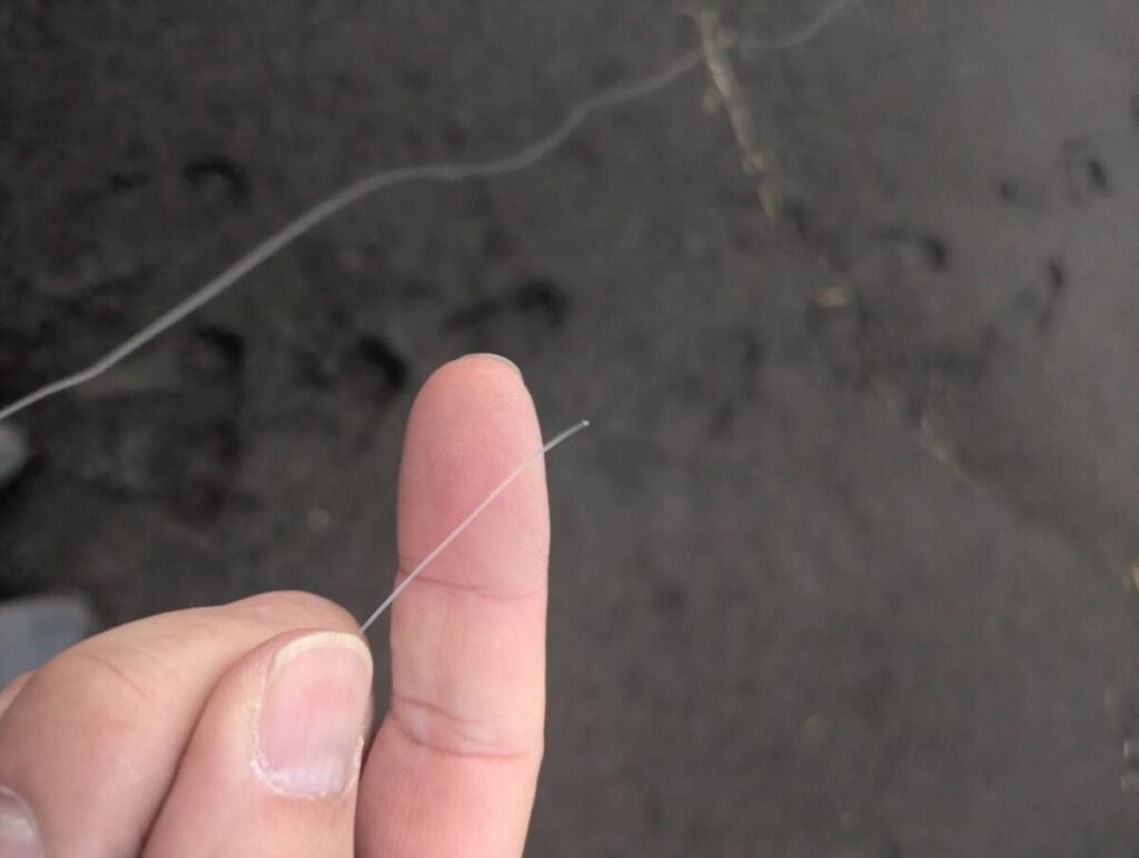 刃物で切られたような切り口が綺麗に切られたショックリーダー画像