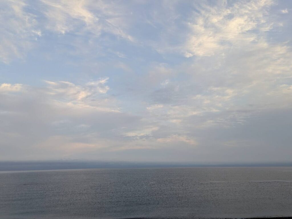 朝マズメの海と空。若干曇っているが隙間から光が見える