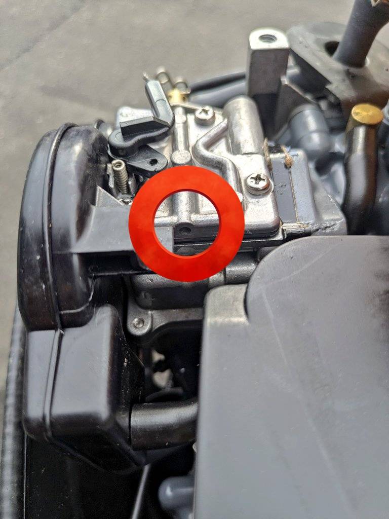 キャブレターのガソリンがオーバーフローする穴