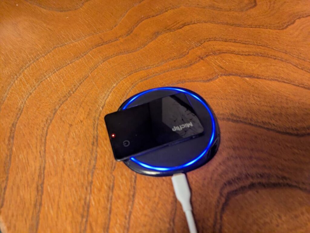 紛失防止タグを充電している様子。