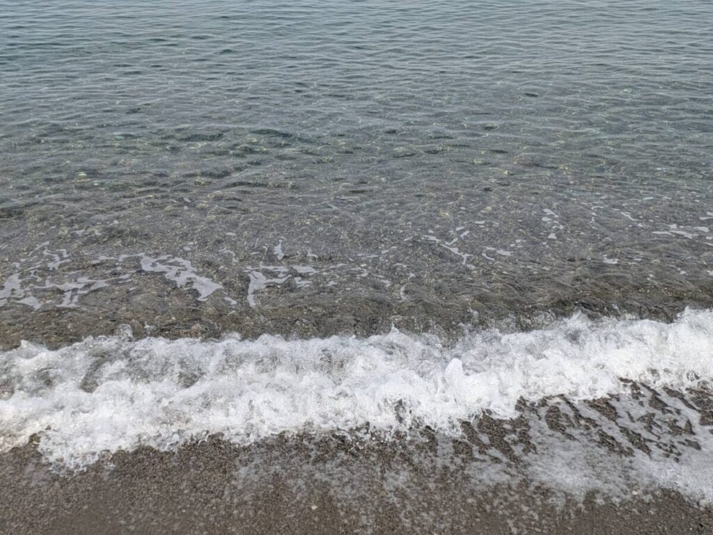 岸際の透き通った海