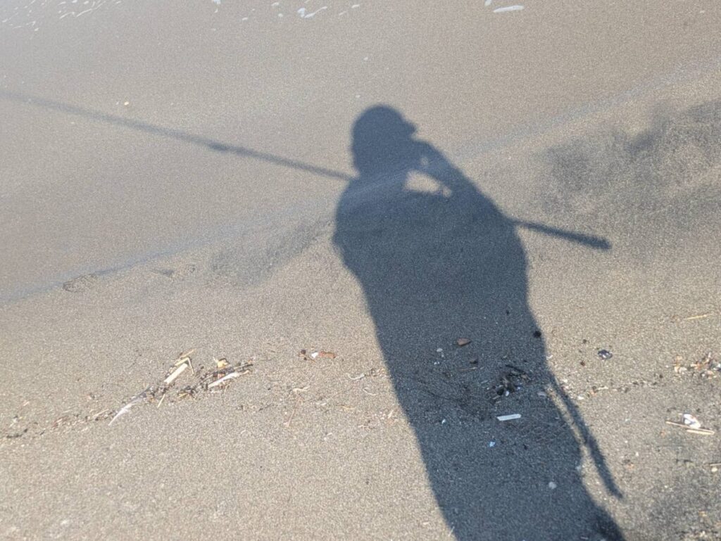 日本海サーフで自身の影を撮影する筆者