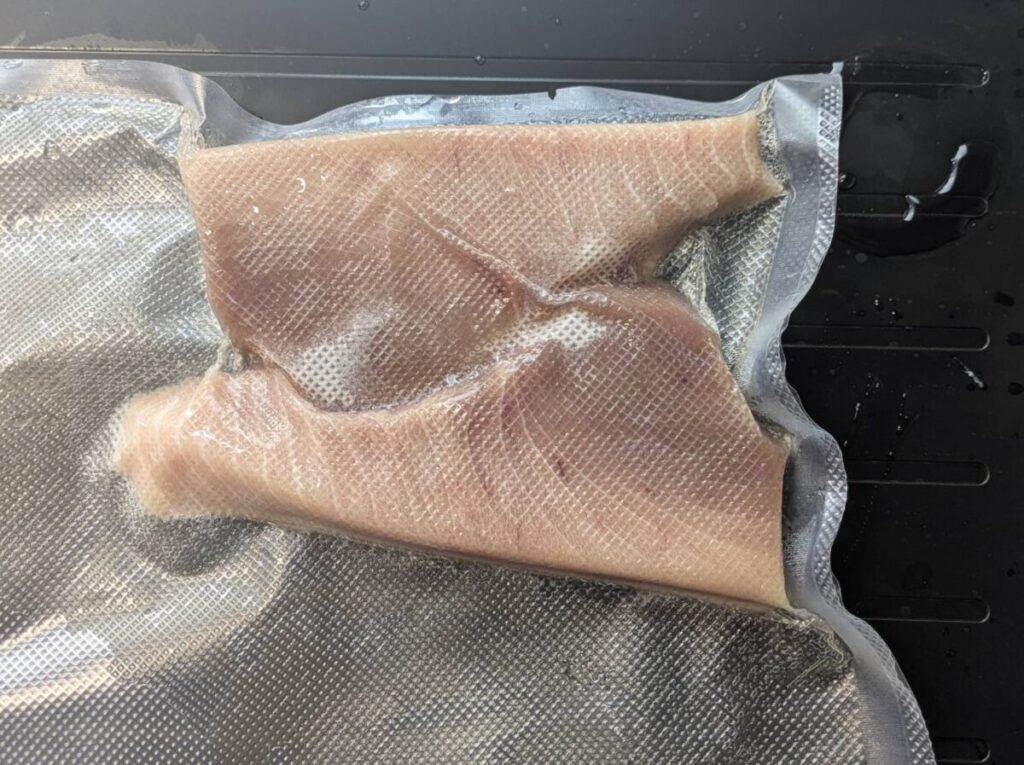 ニトリの解凍プレート シャープナー おろし付き1枚4役まな板で魚の切り身を解凍する前
