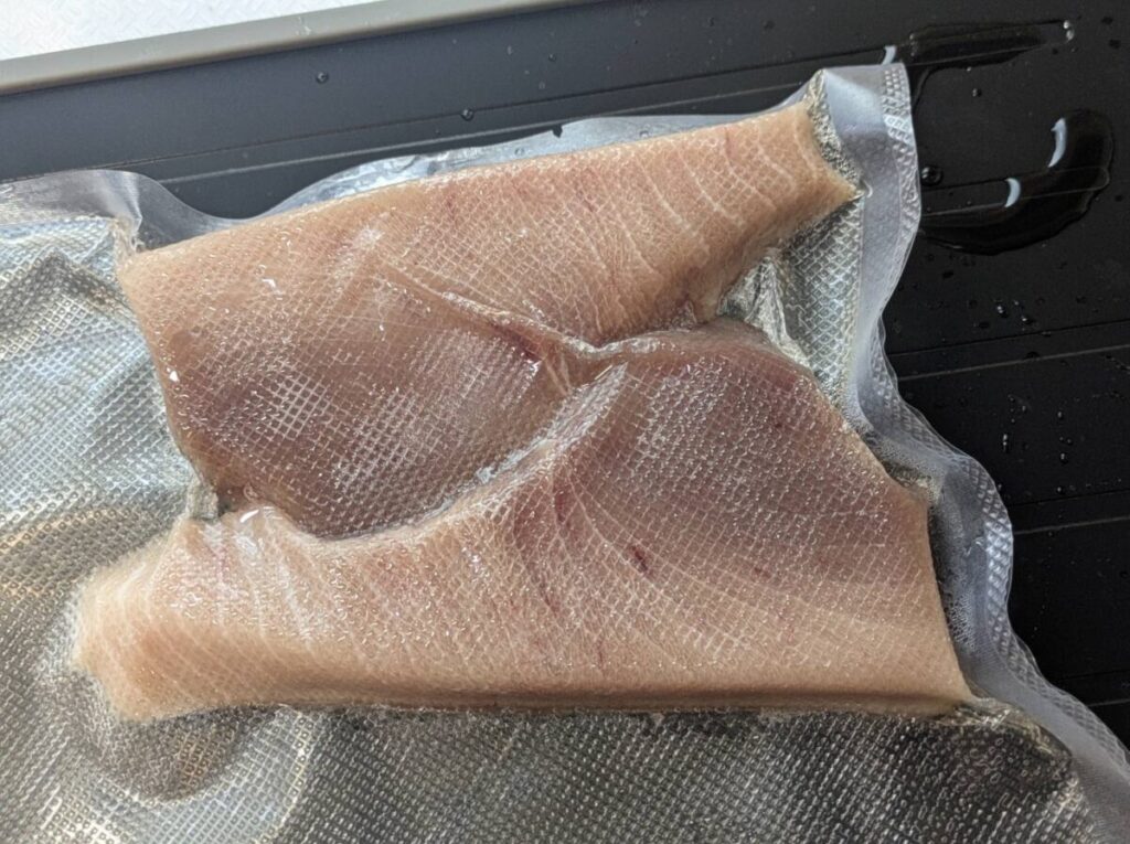 ニトリの解凍プレート シャープナー おろし付き1枚4役まな板で魚の切り身を解凍した後