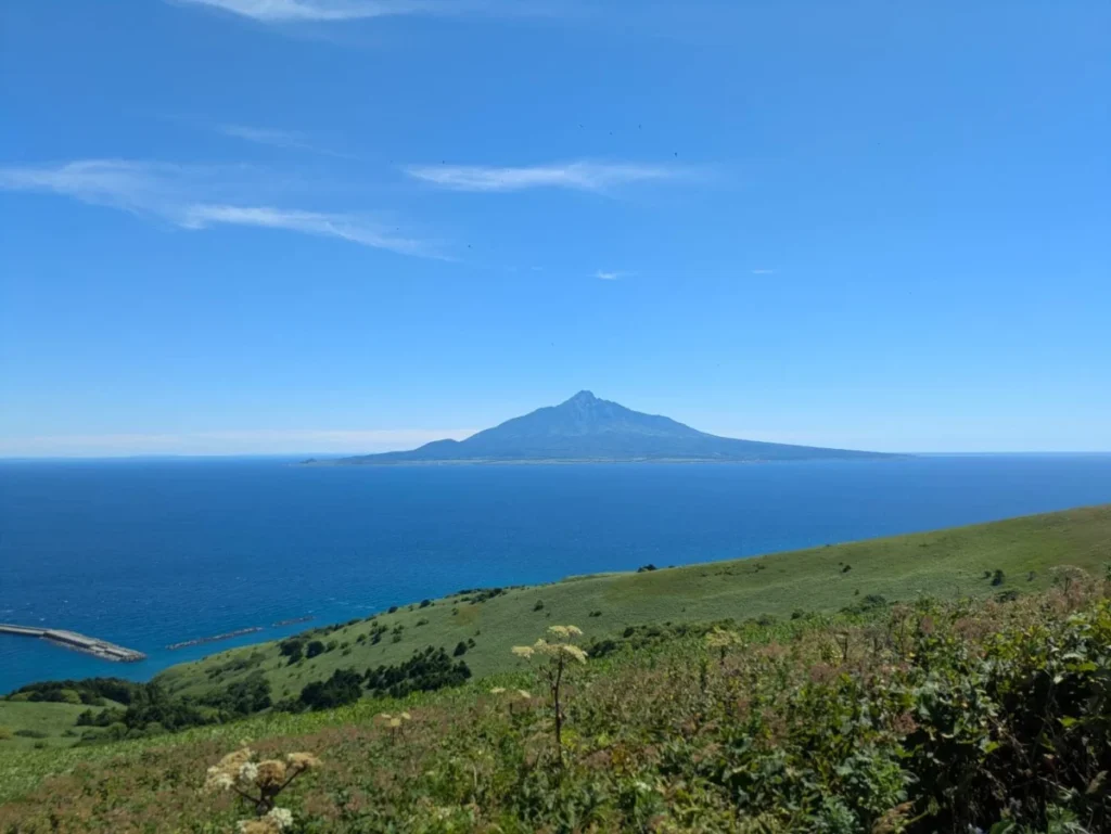 礼文島の高台から利尻山を眺める画像
