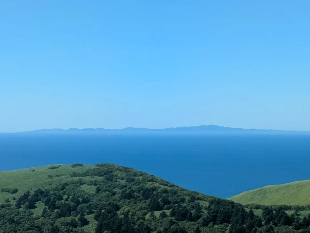 稚内から眺める海。遠くに礼文島が見える画像