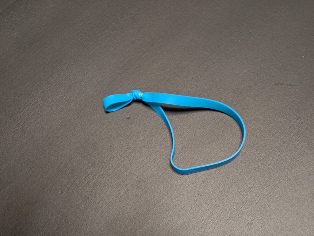 シリコンバンドを片結びしている画像