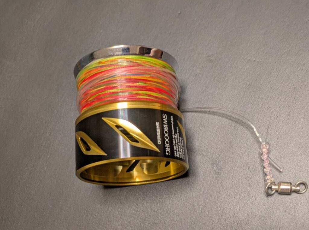 ショックリーダーを付けたラインが、スプールから放出されバラバラになってる画像