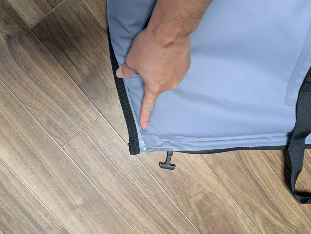 おり釣具のフルロック、止水ファスナー青物保冷バッグの両端を指差ししている画像