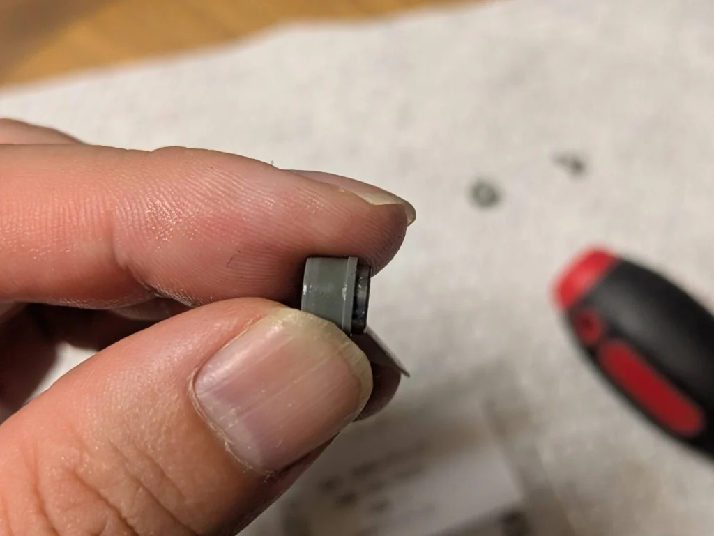 新品のベアリングを取り付けている画像