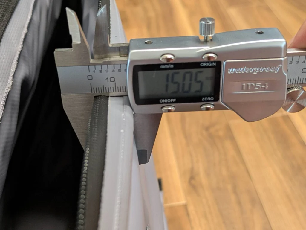 おり釣具のフルロック、止水ファスナー青物保冷バッグの厚みをノギスで測定している画像