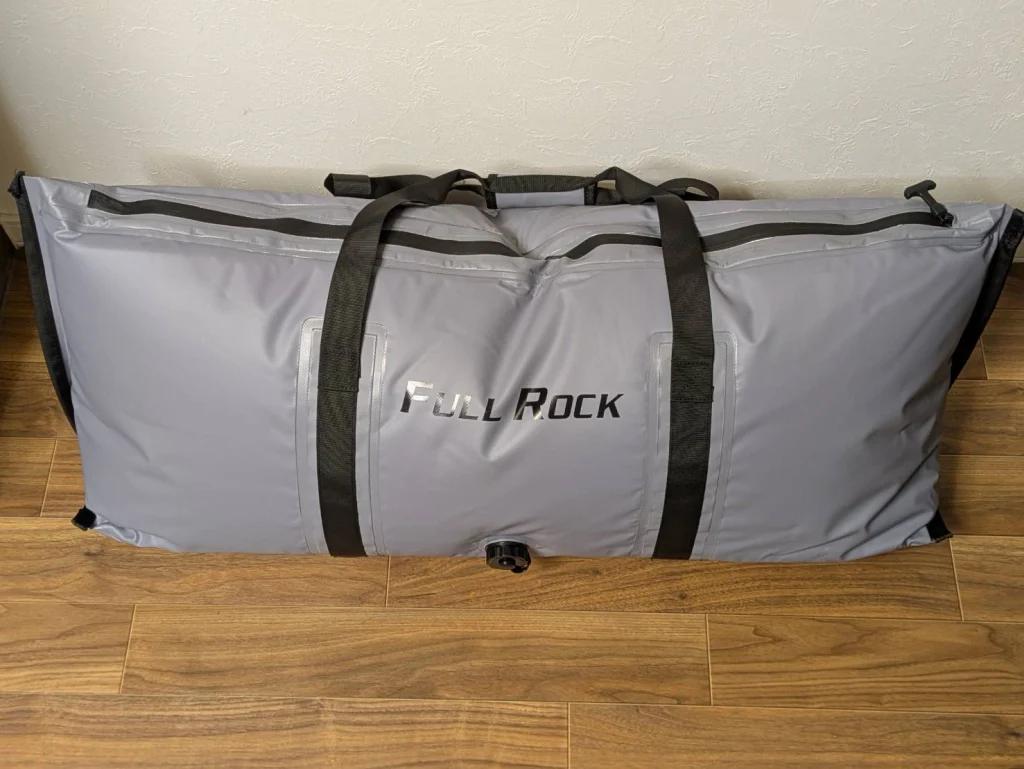 おり釣具のフルロック、止水ファスナー青物保冷バッグに荷物を限界まで入れた画像