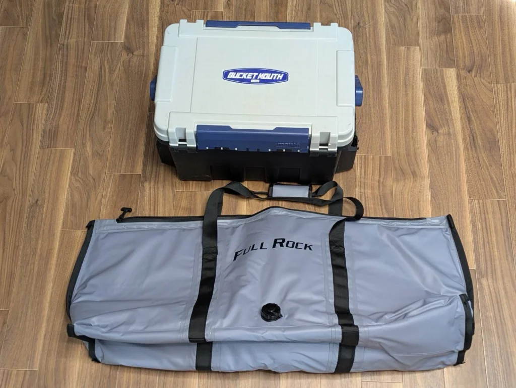 おり釣具のフルロック、止水ファスナー青物保冷バッグと9000サイズのバケットマウスの大きさを比較している画像