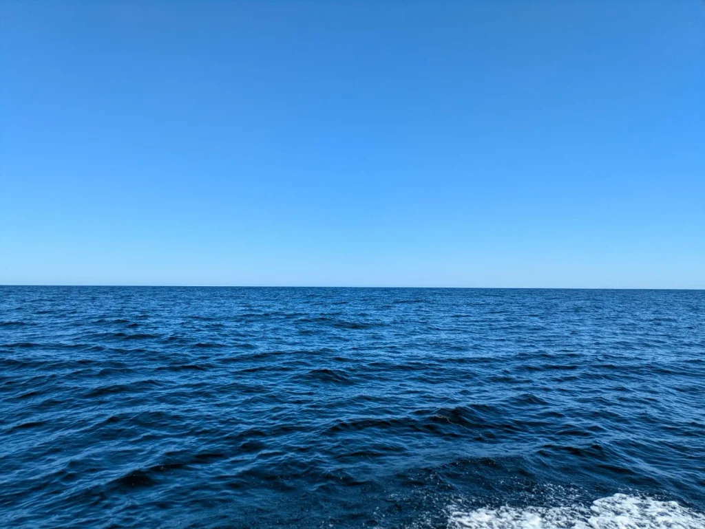船の中からオホーツク海を眺める画像