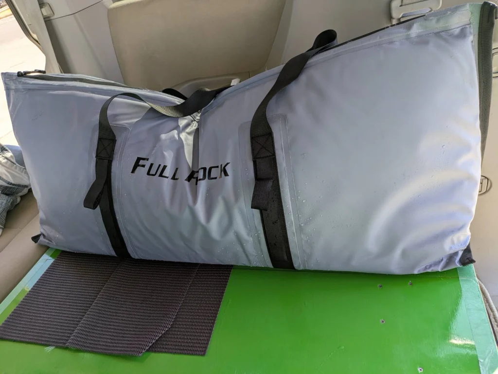 おり釣具のフルロック、止水ファスナー青物保冷バッグを車のトランクに置いた画像